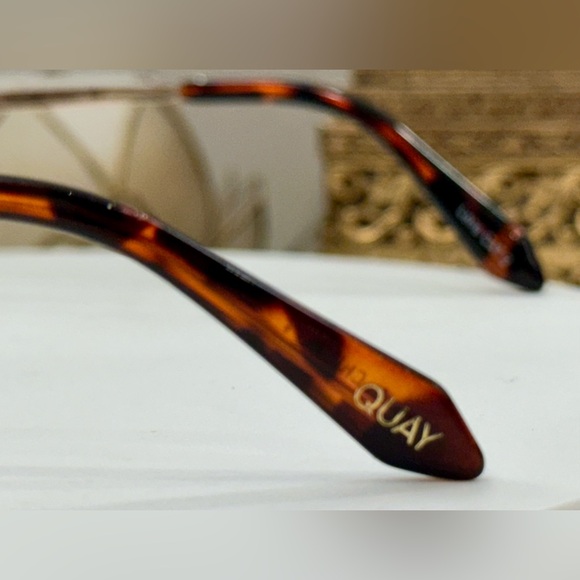 Quay - TTYL - Sleek Gold-Toned Square Sunglasses & Soft Snap-Close Case - VGUC - Picture 12 of 17